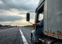 acidente entre caminhões