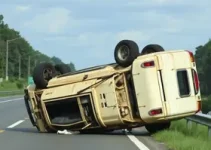 veículo capota na BR-101 em Mamanguape na Paraíba