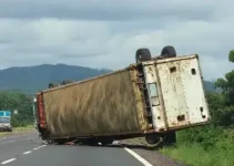 carreta tomba na BR-230